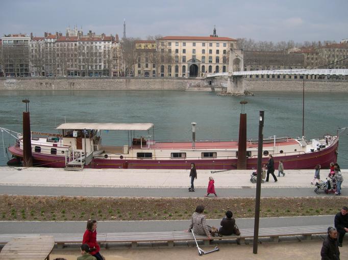  péniche et berges aménagées pour les piétons